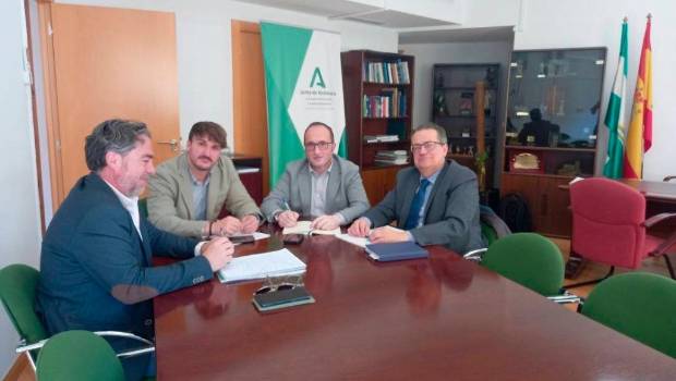<i>Carlos Guirao (2i), junto a otros responsables de TurJaén, en una reunión con el delegado José Ayala. / Turjaén / Europa Press</i>