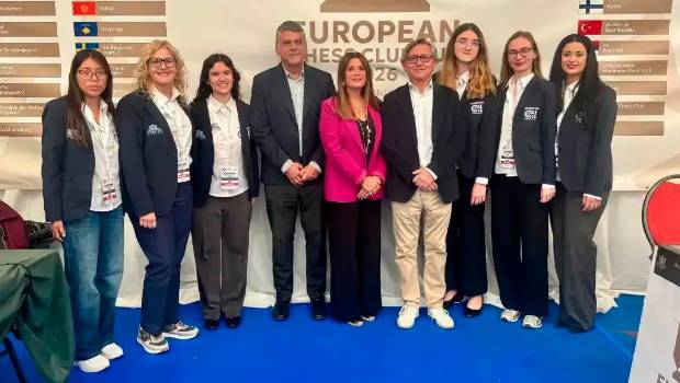 <i>Auxi del Olmo, Javier Ochoa y Enrique Mendoza posan con las jugadoras en la Copa de Europa. / Ayuntamiento de Linares.</i>