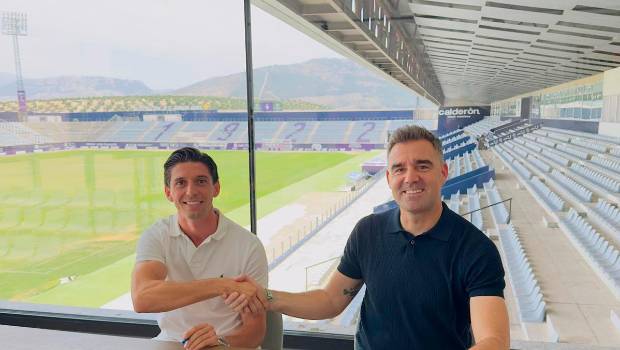 <i>Jaume Pol y Fran Anera se saludan después de firmar el acuerdo en el Estadio de La Victoria. / Real Jaén.</i>