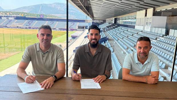 <i>Fran Anera, Salvi Carrasco y Juan Gambero, en el despacho del máximo accionista en el Estadio de La Victoria. / Real Jaén.</i>