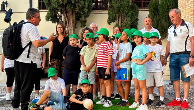<i>Los escolares de la capital participan en un taller de bolos serranos. / Diputación de Jaén.</i>