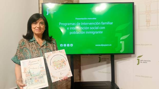 <i>La vicepresidenta cuarta y diputada de Igualdad, Políticas Sociales y Juventud y del Instituto de Estudios Gienenses, Francisca Medina, con varios manuales del programa. / F. Gaitán / Diario JAÉN.</i>