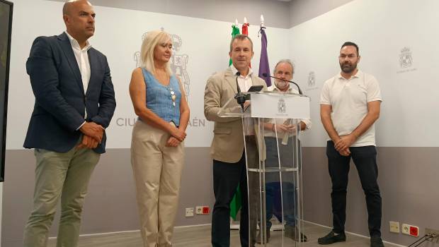 <i>El alcalde de Jaén, Julio Millán, flanqueado por José María Cano, María Espejo, Francisco Lechuga y Miguel Holguín, durante la rueda de prensa en el Ayuntamiento. / F. Gaitán / Diario JAÉN.</i>