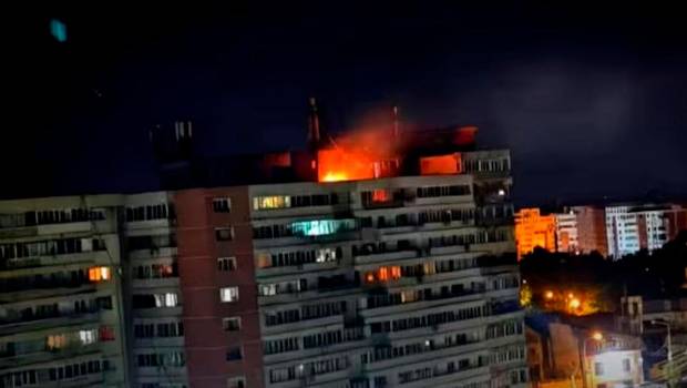 <i>Un bloque de viviendas de la ciudad rumana de Galati tras sufrir el impacto de un dron. / IGSU.</i>