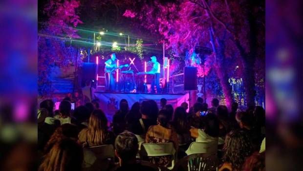 <i>Algunos momentos del concierto de ALIS en Jabaculz y después junto a María Espejo y Lucas Paulano entre risas. / Diputación de Jaén.</i>