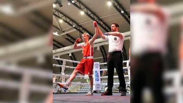 <i>Manuel Bueno celebra un triunfo en un combate anterior.</i>