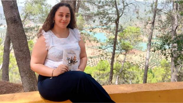 <i>Anabel Arias posando junto a su libro “Armonía”.</i>
