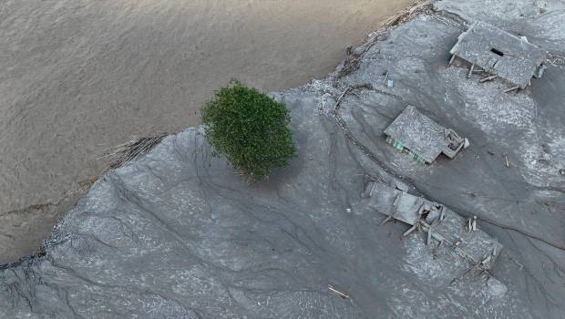 <i>Inundaciones tras la fuerte crecida del río Bhotekoshi. / Europa Press. </i>