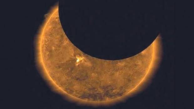 <i>Imagen de archivo de un eclipse parcial pretérito, algo similar al que se verá en Jaén. / Europa Press. </i>