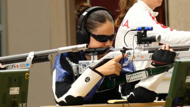 <i>Isabel María López participa en la final de carabina tendida. / Federeación Internacional.</i>