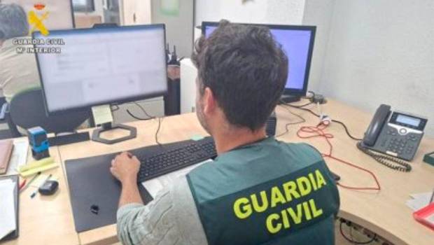 <i>Agente de la Guardia Civil de Valencia en tareas de investigación. / OPC. </i>