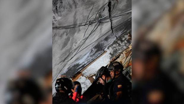 <i>Equipos de rescate trabajan en un edificio colapsado tras los dos terremotos de Venezuela. / Marcos Salgado / Xinhua News / Europa Press / ContactoPhoto.</i>