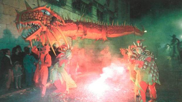 <i>La leyenda del lagarto de La Magdalena fue uno de los elementos más atractivos de la cabalgata inaugural de San Lucas 98. / Archivo histórico Diario JAÉN. </i>