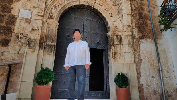 <i>Joselito a las puertas de la iglesia de Hornos de Segura, donde su madre fue bautizada hace ahora 101 años. / Diario JAÉN.</i>