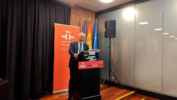 <i>Miguel Ortega Bueno, periodista y miembro del jurado durante su intervención en el Instituto Cervantes de Nueva York.</i>
