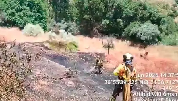 <i>Tareas de refresco en la zona afectada por un incendio forestal en Soportújar. Imagen de archivo. / Plan Infoca.</i>