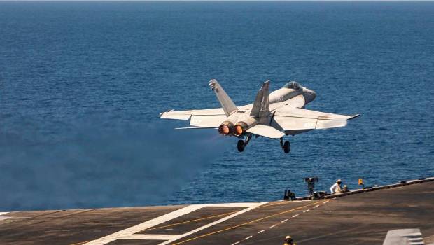 <i>Un caza F/A-18E Super Hornet de la Armada de los Estados Unidos asciende tras despegar de la cubierta de vuelo del portaaviones de la clase Ford USS Gerald R. Ford, en la operación Furia Épica. / Europa Press.</i>
