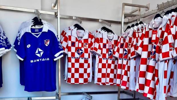 <i>La segunda equipación del Linares Deportivo ya está a la venta en la tienda del club. / Linares Deportivo.</i>