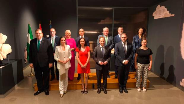 <i>Foto de familia de los delegados territoriales, que han tomado posesión de su cargo, junto a la consejera Adolfina Martínez. / Agustín Muñoz / Diario JAÉN.</i>
