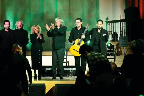 <i>Imagen de José Mercé al final de su espectáculo “Flamenco”, en el Hospital de Santiago de Úbeda. / Jesús Delgado. / Diario JAÉN.</i>