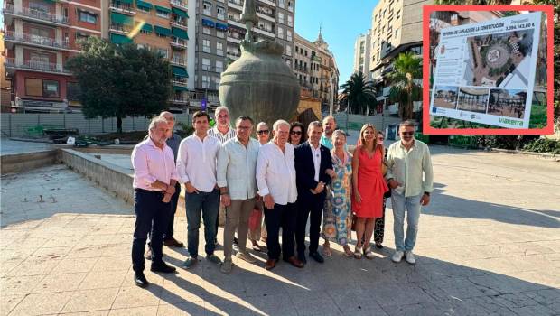 <i>Julio Millán y los empresarios en la Plaza de la Constitución. </i>