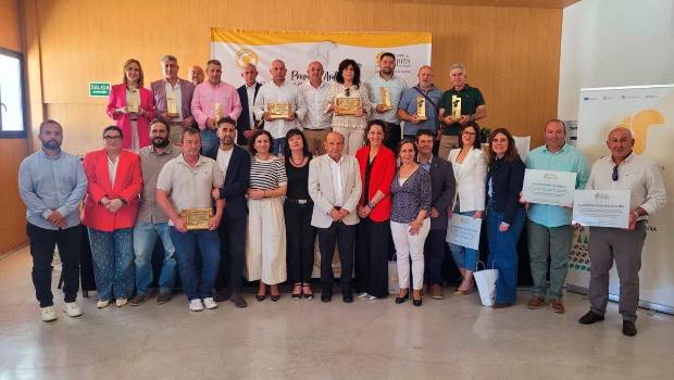 <i>Foto de familia con los galardonados de los Premios Ardilla. / DO Sierra de Segura.</i>