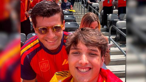 <i>Álvaro Munuera posa con el futbolista Álvaro Morata. / Cedida.</i>