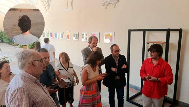 <i>Inauguración de la exposición “Un lugar fuera del tiempo” y, en la parte superior, una de las obras. / Adrián Claudio Bonache.</i>