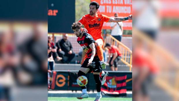 <i>Monty, en un partido con el Torrent de la temporada pasada. / Torrent.</i>