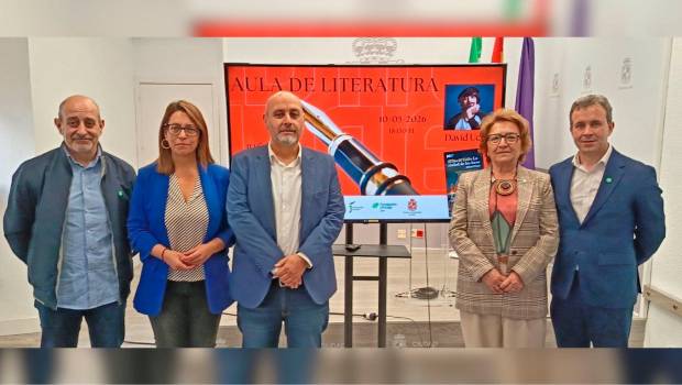 <i>Francisco González, África Colomo, Vicente Ruiz, Carmen Espín y Julio Millán en la presentación. / Ayuntamiento de Jaén.</i>