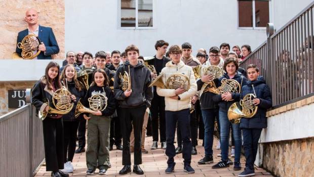 <i>Fotografía de grupo de los jóvenes integrantes de la Asociación de trompistas Jiennenses y, en la parte superior, David Cuenca.</i>