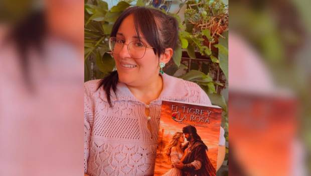 <i>Lydia Carpio posando con su libro “El Tigre y la Rosa: Crónicas de Karzadh”</i>