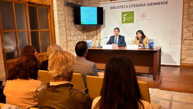 <i>Salvador Compán y Paqui Medina durante la charla-coloquio. / Diputación de Jaén.</i>