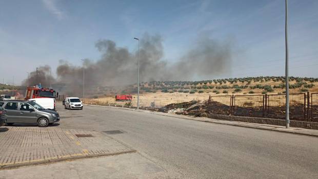 <i>Intervención de los bomberos en uno de los incendios. / F. Gaitán / Diario JAÉN.</i>