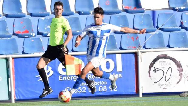 <i>Moisés Becken realiza una jugada con el Bollullos CF. / Bollullos.</i>