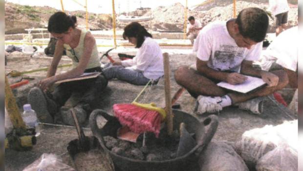 <i>Alumnos de Arqueología de la Universidad de Jaén en las excavaciones de Marroquíes Bajos. / Agustín Muñoz / Archivo histórico Diario JAÉN. </i>