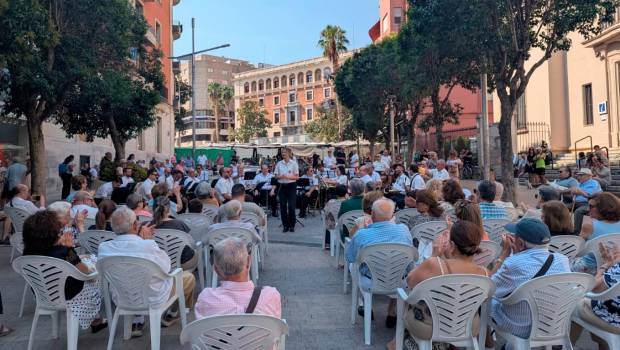 <i>Banda Municipal de Jaén en la calle Roldán y Marín. / Ayuntamiento de Jaén. </i>