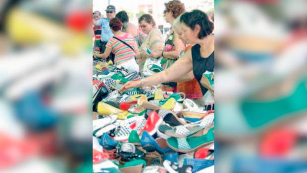 <i>Varias personas miran los zapatos de uno de los puestos instalados en el mercadillo de la capital. / Archivo histórico Diario JAÉN. </i>