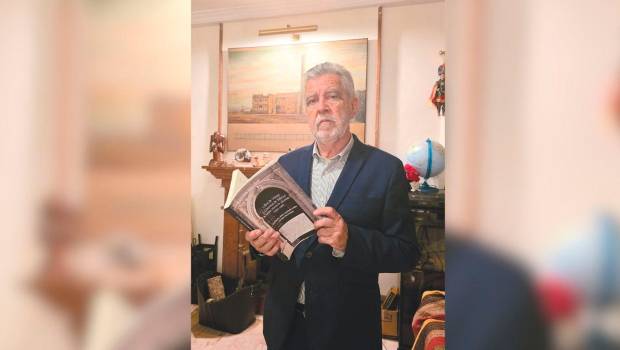 <i>José María Ruiz Povedano, con su último libro, al que dedicó su tesina al acabar la licenciatura en la Universidad de Granada. / Juan Rafael Hinojosa. / Diario JAÉN.</i>