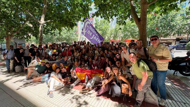 <i>Foto de familia de parte de la delegación de la Diócesis de Jaén, en Madrid, durante la visita del Papa León XIV.</i>