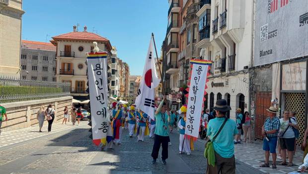 Los bailes de Senegal, Bulgaria y Corea del Sur llenan de color y alegría la lonja de la Diputación
