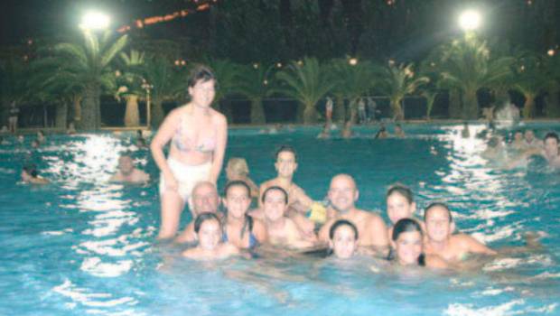 <i>Un grupo de personas en la apertura nocturna de la piscina de Las Fuentezuelas. / Archivo histórico Diario JAÉN.</i>