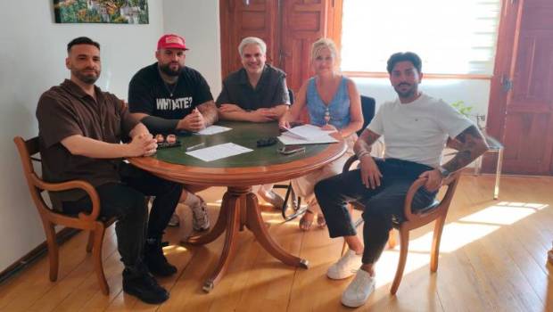 <i>Reunión con los productores de Aaron Sevilla. / Ayuntamiento de Jaén. </i>
