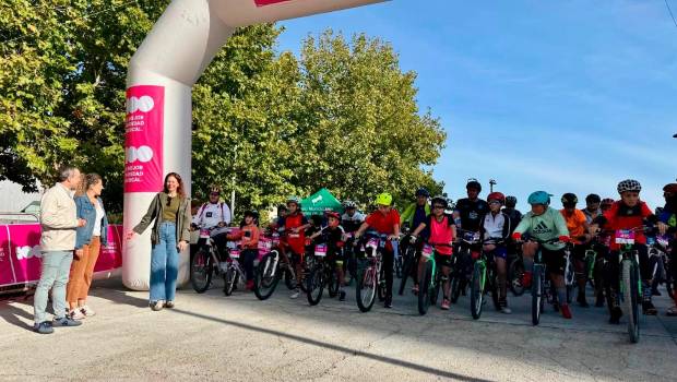 <i>Salida de la sexta edición de la Fiesta de la Bicicleta de Cadena 100 en las inmediaciones de la plaza Empresario Diego Torres. / Ayuntamiento de Jaén. </i>