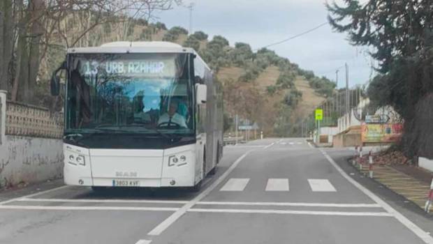 <i>Un autobús urbano a su paso por Puente Jontoya. / Psoe de Jaén / Europa Press.</i>