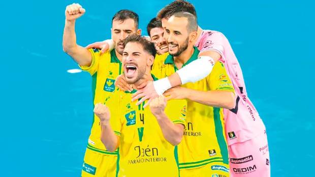 <i>Eloy Rojas, Dani Zurdo, Espíndola y Boyis felicitan a Esteban al marcar el primer gol de la Liga. / Jaén Paraíso Interior FS. </i>