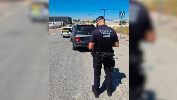 <i>Un agente de la Policía Local de Jaén, durante la campaña de vigilancia. / Ayuntamiento de Jaén.</i>