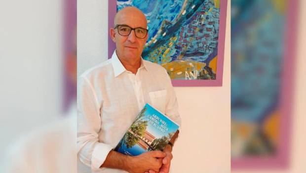 <i>Fotografía de Manuel Cabrera, uno de los tres autores del libro, con un ejemplar de Arbuniel: camino, agua y descanso. </i>