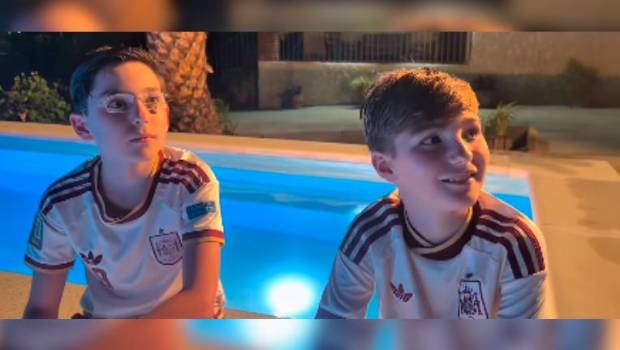 <i>A la izquierda, el hermano de Lucas Paulano y a la derecha, Lucas Paulano, representante de España en Eurovisión Junior. / Eurovisión RTVE. </i>