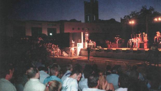 <i>El Auditorio de La Alameda acogió a una multitud de jiennenses que no quiso perderse la presentación de su equipo. / Archivo histórico Diario JAÉN.</i>